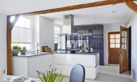 El frente en blanco alto brillo de esta cocina sin tirador en L, ofrece reflejos de luz con efecto, que hacen aparecer el ambiente aún más agradable. Una verdadera cocina de ensueño! Zuordnung: Stil Cocinas de diseño, Planungsart Cocinas en L