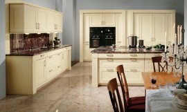 El color avainillado nos permite disfrutar de la claridad de la luz de la mañana durante todo el día Zuordnung: Stil Cocinas rústicas, Planungsart Equipamiento interior de la cocina