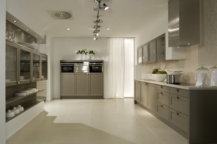 Cocinas de madera con frentes lacados