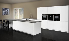 En esta cocina se mezclan de manera magistral la elegancia clásica con el diseño más funcional, todo ello coronado por una práctica y elegante encimera de Stoneline de granito Nero. La isla multifuncional en el centro preside la estancia. Zuordnung: Stil Cocinas de diseño, Planungsart Cocinas con office