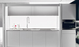 La pared de cristal perfectamente iluminada con lamparas LED es el centro de esta cocina de Dada Zuordnung: Stil Cocinas de diseño, Planungsart Cocinas en línea