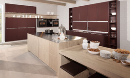 El roble barnizado en color nácar se convierte en la superficie perfecta. Moderna comodidad y elegancia sencilla con elementos como la encimera regulable en altura de zeyko ergomax que facilitan el trabajo cuando trabaja más de una persona en la cocina y permite regular la altura de la mesa de comedor para disfrutar de la perfecta velada. Zuordnung: Stil Cocinas clásicas, Planungsart Cocinas americanas (abiertas)