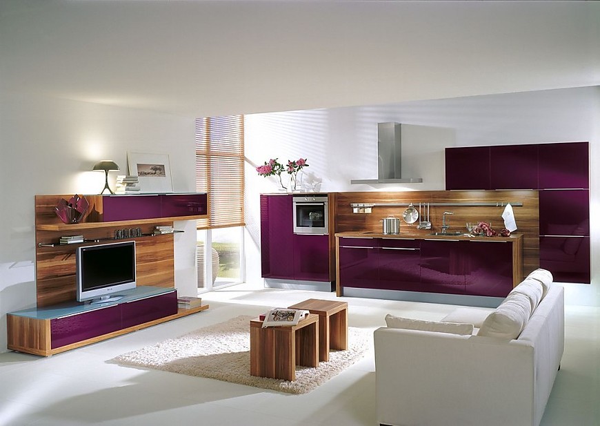 Cocina en línea y sala de estar de madera en color berenjena alto brillo