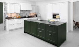 La combinación de claro y oscuro siempre ha sido una belleza clásica. A través de este ingenioso truco, esta cocina con isla y frentes enmarcados y rústicos dan al conjunto un aspecto muy elegante. Zuordnung: Stil Cocinas rústicas, Planungsart Cocinas en L