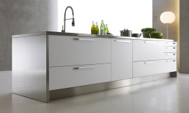 Noble y purista a la vez: el modelo de cocina Vela de Dada es realmente un regalo para los sentidos. Zuordnung: Stil Cocinas de diseño, Planungsart Cocinas con isla