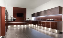 La cocina como elemento flotante en la sala. Arquitectura llena de tensiones en la forma y los colores. Frentes de cristal en el color de moda, rojo rubí metálico. Y como detalle exclusivo el sistema variable de armarios Volare con puertas correderas de pizarra. Zuordnung: Stil Cocinas de diseño, Planungsart Equipamiento interior de la cocina