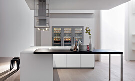 Dada es el fabricante de esta moderna cocina con isla y barra. Zuordnung: Stil Cocinas de diseño, Planungsart Cocinas con office