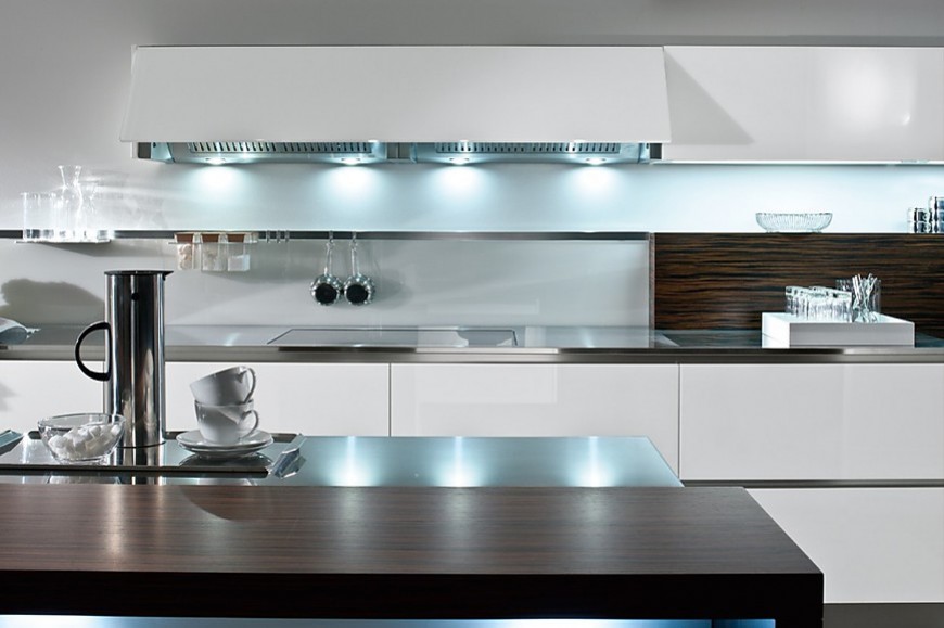 Cocina en línea blanca con efectos de luz muy interesantes