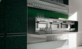 barra de metal, como equipamiento de entrepaños, para poder colgar  utensilios de cocina