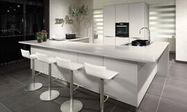 Las superficies de cristal satinado destacan por su sencillez. Das ist wahre Eleganz. En esta cocina se hace realidad la perfecta separación de espacios en la zona representativa de comunicación e interacción y la puramente funcional zona de trabajo. Separadas por puertas correderas de cristal. La elegancia hecha cocina. Zuordnung: Stil Cocinas modernas, Planungsart Cocinas con office