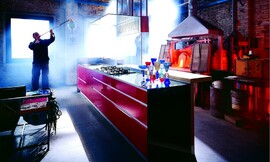 Isla de cocina de diseño, con frentes sin tiradores, campana de diseño y encimera de madera Zuordnung: Stil Cocinas de lujo, Planungsart Cocinas americanas (abiertas)