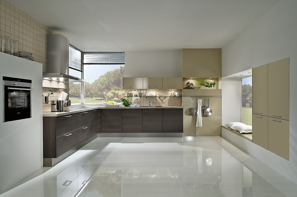 Cocina en l de colores con los armarios en gris, burdeos y amarillo. Cocina pequeña color burdeos
