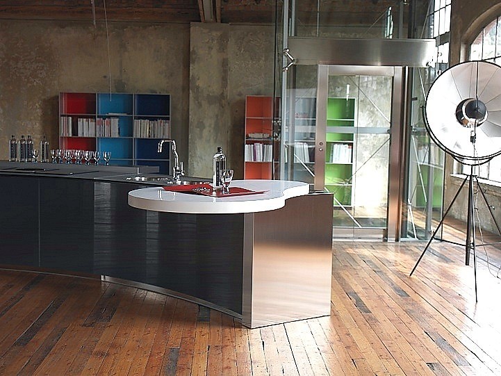 Cocina de diseño Alessi Volo en negro y acero (Valcucine)