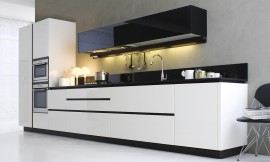 Cocina en blanco y negro en materiales nobles: El diseño purista, la línea de muebles de cocina en blanco destaca enmarcada por la encimera y los armarios altos en negro. Zuordnung: Stil Cocinas de diseño, Planungsart Cocinas en línea