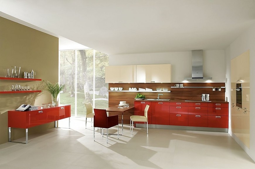 Cocina en línea y aparador en rojo coral, la mesa de cocina y los entrepaños en madera.