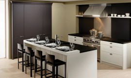 Chateau / Palais , color champán/ lacado en marrón gris, encimera de Granito Nero Assoluto. Zuordnung: Stil Cocinas rústicas, Planungsart Detalles del diseño