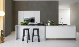Muebles flotantes de la firma Dada enmarcados por una encimera de cocina de acero inoxidable que le da el toque moderno a esta cocina de un estilo perfecto Zuordnung: Stil Cocinas de diseño, Planungsart Cocinas con isla