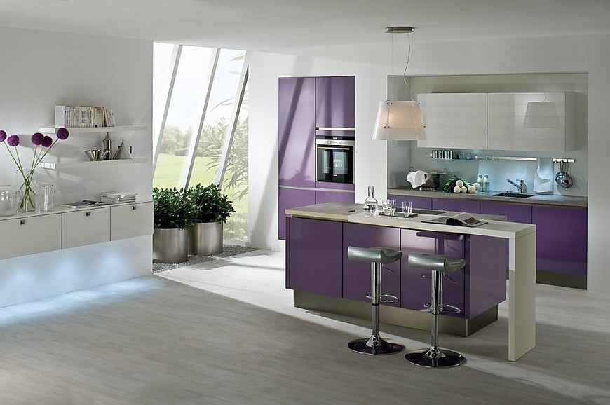 Isla de cocina con office en modernos colores, lila y blanco