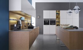 La combinación de colores tan naturales, como el cobre y el sahara, junto al color, es la técnica protagonista de esta cocina, que esconde en el armario alto un sistema de ventilación en PlamaNorm que no necesita instalación extra. Zuordnung: Stil Cocinas de diseño, Planungsart Cocinas con office