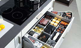 Cajón bajo encimera con alas extensibles automáticas que ofrecen una gran comodidad al abrir la gaveta y dejar dos alturas del cajón visibles. Zuordnung: Stil Cocinas de lujo, Planungsart Cocinas con isla