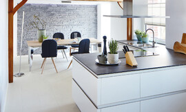 Ideal para los amantes de las cocinas de diseño minimalista: frentes de cocina en blanco puro en alto brillo combinado con las formas rectilíneas y el diseño “sin tirador”. Zuordnung: Stil Cocinas de diseño, Planungsart Cocinas con isla