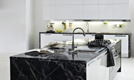 Este modelo de cocina con muebles flotantes enmarcados por una encimera de cocina de mármol. Zuordnung: Stil Cocinas de diseño, Planungsart Cocinas con isla
