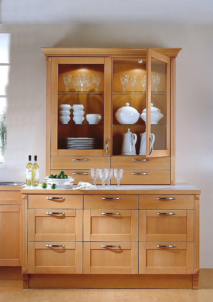 Buffet de arce con frentes enmarcados y puertas de cristal