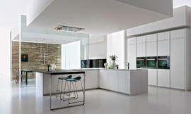 Este modelo de cocina elegante y exclusivo de Dada dispone del espacio ideal para disfrutar de la cocina con la familia y las visitas. Zuordnung: Stil Cocinas de diseño, Planungsart Detalles del diseño