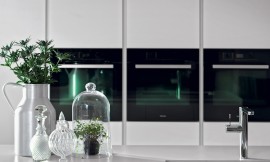 Las líneas de diseño moderno del fregadero instalado bajo la fina encimera blanca y la grifería le dan un toque elegante a este área de la cocina donde se realiza el trabajo más duro. Zuordnung: Stil Cocinas de diseño, Planungsart Cocinas americanas (abiertas)