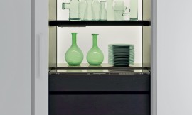 Detrás de las puertas correderas encontramos más espacio para el almacenamiento de utensilios de cocina que si lo deseamos podemos dejar a la vista u ocultarlos. Zuordnung: Stil Cocinas de diseño, Planungsart Equipamiento interior de la cocina