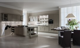 Elegancia en lacado gris mate. Las puertas enmarcadas en gris junto al juego con la luz y el uso del color blanco son los elementos principales de esta cocina de un estilo clásico actualizado. Detalles como las vitrinas con lados de cristal o los tiradores de estilo vintage remarcan el estilo clásico. La sensación de amplitud que transmite esta cocina también ayuda a crear ese ambiente de bienestar que desprende esta sala de estilo atemporal. Si el gris no es su color la empresa LEICHT ofrece el mismo modelo en 200 tonalidades diferentes. Zuordnung: Stil Cocinas rústicas, Planungsart Detalles del diseño