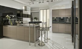Cocina de barra con frentes de madera combinados con elementos en negro alto brillo. Una cocina de madera con un diseño muy actual Zuordnung: Stil Cocinas modernas, Planungsart Cocinas en U