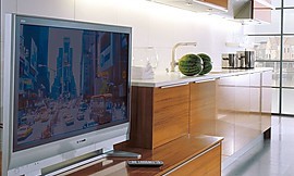 Los avances tecnológicos ya lo hacen posible, colocar un televisor en la cocina Zuordnung: Stil Cocinas de diseño, Planungsart Cocinas en línea