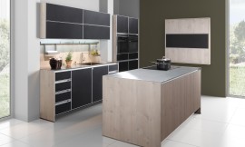 La utilización del cuero como frente de los armarios de cocina es una de las novedades que presenta zeyko en este modelo de cocina, aunque este material ya sea conocido por haber sido utilizado en otras estancias de la casa, como los sofás del salón. Para garantizar una larga vida al producto zeyko se ha inspirado en la utilización de este material en sitios tan sufridos como los asientos de los automóviles y utiliza materiales de igual calidad. Zuordnung: Stil Cocinas modernas, Planungsart Cocinas en L