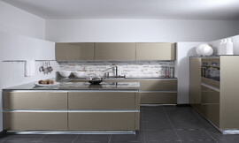 Arquitectura pura. El estilo discreto pero de marcado diseño de esta cocina sin tiradores muestra el lado más hermoso de las cocinas zeyko, donde lo práctico de una cocina sin tiradores se une a los higiénico de las superficies, como el cristal para hacer resaltar la elegancia de sus diseños. Zuordnung: Stil Cocinas clásicas, Planungsart Cocinas americanas (abiertas)