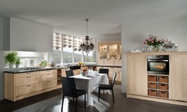 Esta moderna cocina que ofrece todas las comodidades del diseño más avanzado no renuncia al amor al detalle. El contraste de la madera clara con la encimera y los electrodomésticos oscuros o los cajones de mimbre hace que resalten aun más estos detalles que le otorgan personalidad a esta cocina tan tradicional. Zuordnung: Stil Cocinas rústicas, Planungsart Cocinas en U