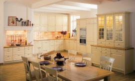 Amplia cocina en estilo rústico Zuordnung: Stil Cocinas rústicas, Planungsart Cocinas con office