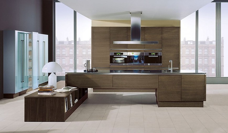 Isla de cocina en roble grafito con office y armarios despenseros con puertas de cristal blanco satinado