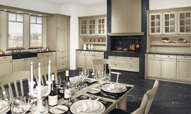 PALLADIO, frentes de madera maciza con la superficie en blanco antiguo y la encimera de mármol negro Zuordnung: Stil Cocinas rústicas, Planungsart Cocinas en U