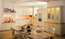 Amplia cocina en estilo rústico Zuordnung: Stil Cocinas rústicas, Planungsart Cocinas en U