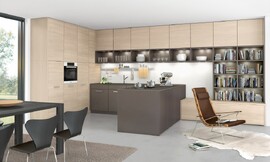 Juegos de luces para facilitar la transición entre los diferentes espacios de esta cocina americana. Zuordnung: Stil Cocinas modernas, Planungsart Cocinas en línea