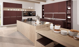 El roble barnizado en color nácar se convierte en la superficie perfecta. Moderna comodidad y elegancia sencilla con elementos como la encimera regulable en altura de zeyko ergomax que facilitan el trabajo cuando trabaja más de una persona en la cocina y permite regular la altura de la mesa de comedor para disfrutar de la perfecta velada. Zuordnung: Stil Cocinas modernas, Planungsart Cocinas americanas (abiertas)