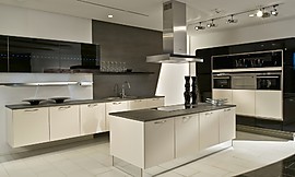 Una cocina muy moderna con muebles colgantes en negro alto brillo Zuordnung: Stil Cocinas modernas, Planungsart Cocinas con isla