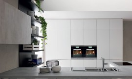Cocina blanca laminada y lacada destaca por su sencillez, las superficies de materiales de gran calidad que garantizan la larga vida de su cocina y la fácil limpieza y mantenimiento de la misma. Las soluciones técnicas y ergonómicas y sus acabados y sus complementos crean la síntesis perfecta en esta cocina modular que introduce elementos nuevos en la cocina como la estantería en madera oscura que rompe la monotonía de los armarios blancos. En definitiva es la cocina perfecta para la sala de estar. Zuordnung: Stil Cocinas de diseño, Planungsart Cocinas con isla
