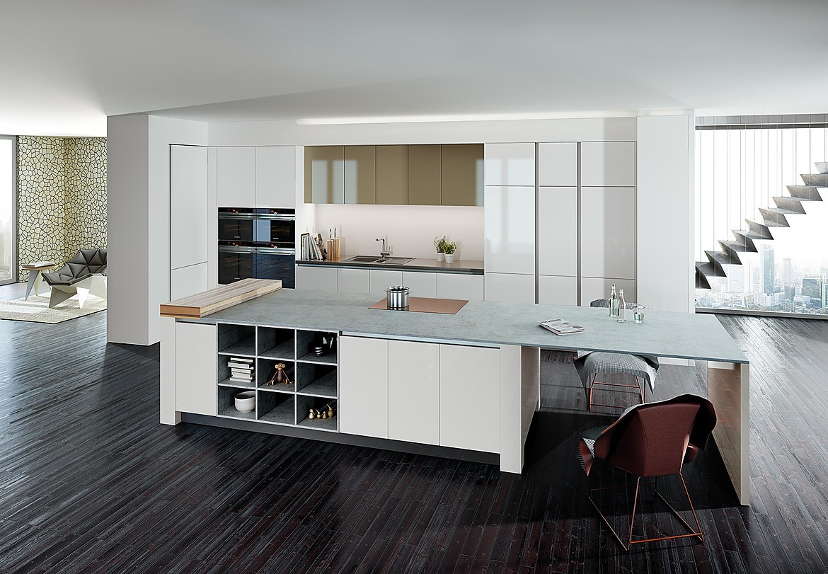 Diseño de cocina refinado: La zona del lavabo y los armarios blancos se alejan visualmente y se funden con la pared. La gran isla con frentes si tirador,  puntua con sus detalles prácticos tales como la estantería abierta y la mesa. Zuordnung: Stil Cocinas de diseño, Planungsart Cocinas con isla