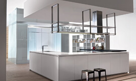 En este modelo de cocina sin tiradores de Dada predominan las líneas puras y los tonos claros Zuordnung: Stil Cocinas de diseño, Planungsart Cocinas con office