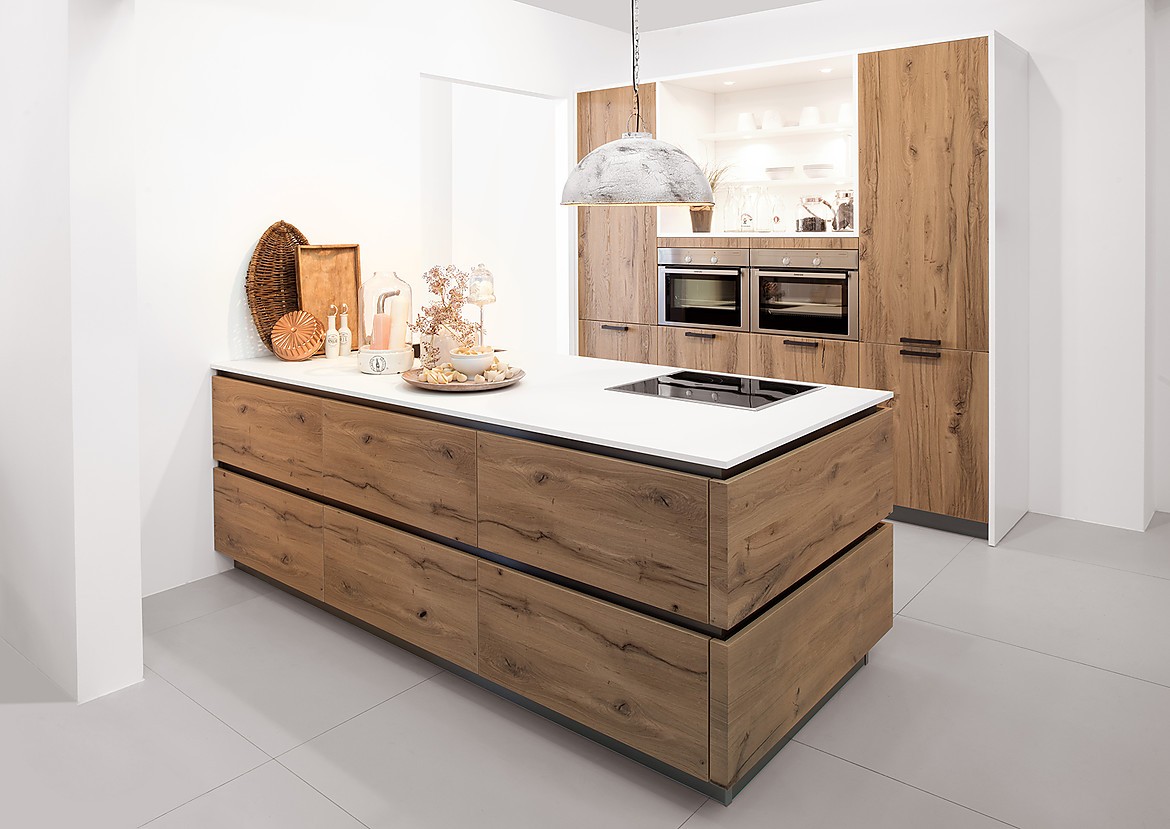 Cocina de diseño acogedor, con una decoración de madera en Old Wild Oak. La característica especial aquí está en los detalles: El frente de la isla de la cocina tiene una estructura horizontal de madera, mientras que los armarios altos están decorados con una estructura de madera vertical. Zuordnung: Stil Cocinas de diseño, Planungsart Cocinas con isla