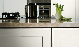 Encimera de piedra sobre armarios bajos de madera blancos de estilo rústico Zuordnung: Stil Cocinas rústicas, Planungsart Cocinas con isla