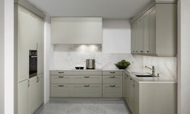 Cocina blanca, pequeña, y funcional. La falta de espacio no significa perder prestaciones y esta cocina ofrece todos los elementos que necesita para disfrutar del trabajo en la cocina. Zuordnung: Stil Cocinas clásicas, Planungsart Cocinas con isla