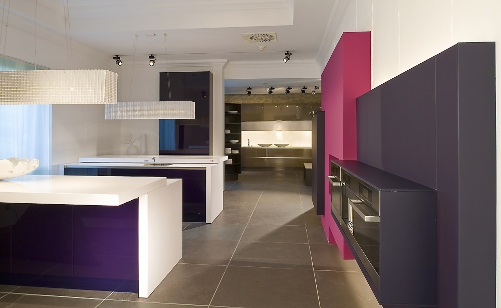 Cocina muy actual en diversos tonos de morado y blanco. Equipada con dos islas de cocina cada una con una barra Zuordnung: Stil Cocinas de diseño, Planungsart Cocinas con isla